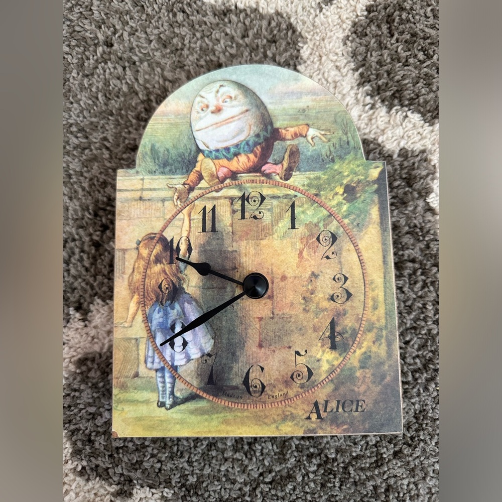 Shelf sitter clock Alice in wonderland ❤️❤️